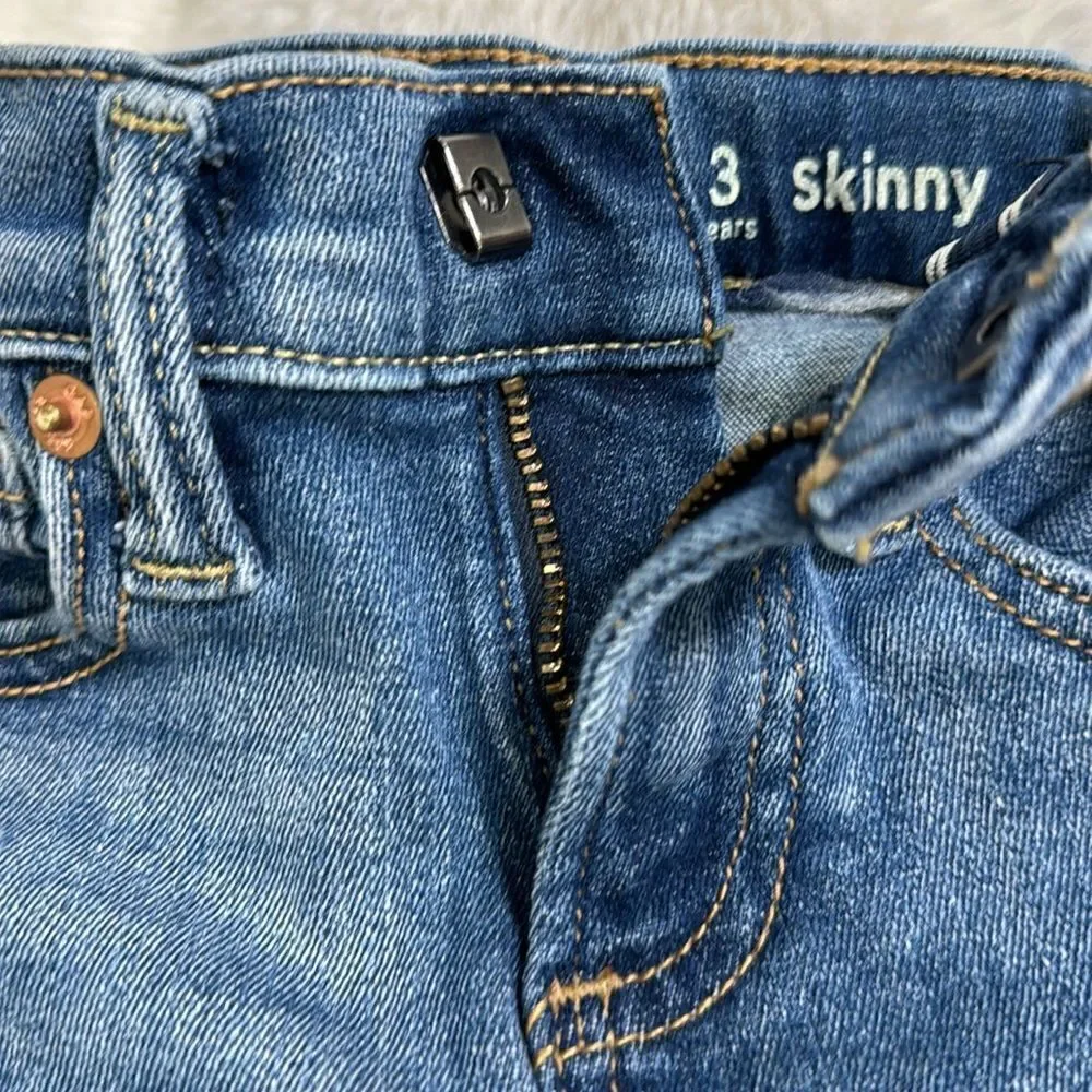 GAP DISTRESSED SKINNY JEANS. 3 YEARS OLD.